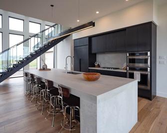 Dream 5 Bedroom Beachfront Vacation Home With Amazing Sunrise Views - Rustico - Kitchen