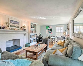 Cape Cod Cottage w/ Deck, Grill, & Games! - Falmouth - Living room