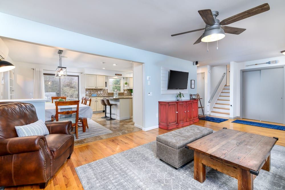 Family friendly house with pool & walk to the beach in the heart of NOFO - Mattituck - סלון