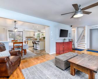 Family friendly house with pool & walk to the beach in the heart of NOFO - Mattituck - Ruang tamu