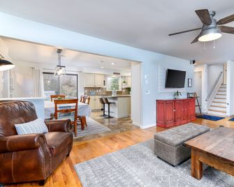 Family friendly house with pool & walk to the beach in the heart of NOFO - Mattituck - סלון