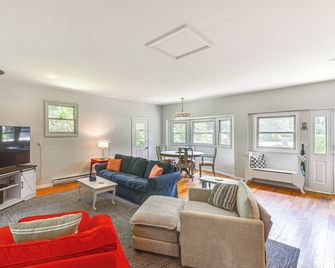 Charming Union Pier Home With Deck Half- - Union Pier - Sala de estar