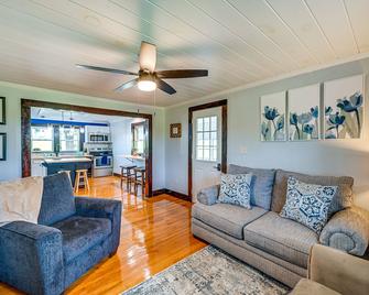 Dobson Farmhouse with Scenic Porch - Near Vineyards! - Dobson - Living room