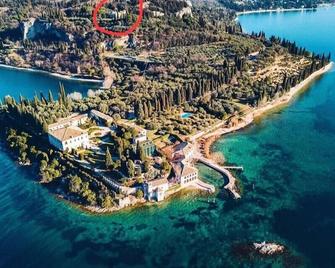 Lake view villa surrounded by greenery - Garda - Building