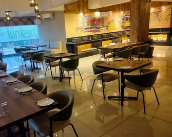 Chestnutt Tree Hotel - Alwar - Restaurace