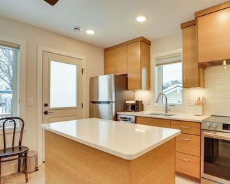 Dual Cottage Property: Walk to Dtwn Northfield! - Northfield - Kuchyň