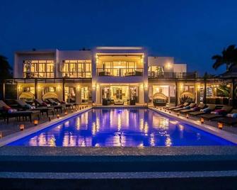 Dreamtime 5-Beachfront, Butler, Chef, Driver, Modern - Bahía Montego - Piscina