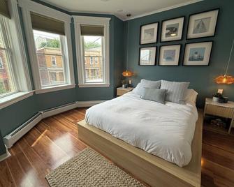 Renovated Townhouse w/ Private POOL - 15 mins from Manhattan. - West New York - Chambre