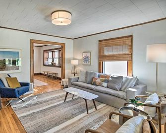 Family-Friendly Des Moines Retreat w/ Patio! - Des Moines - Living room