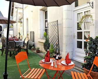 Logis - Auberge de la Treille - Montlouis-sur-Loire - Innenhof