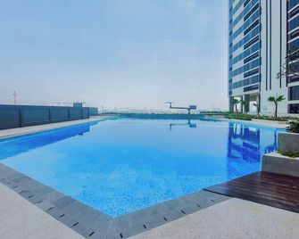 Restful And Cozy Stay Studio With Balcon At Collins Boulevard Apartment - Tangerang City - Piscine