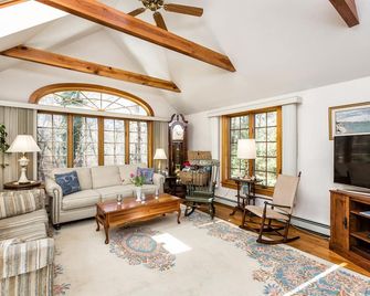 Close to Beaches, Bay Sunsets, Whale Watches, Cape Playhouse, Kid Fun, Fine Food - Yarmouth - Sala de estar