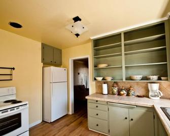 Quiet Street.- 1950's Charming 2 Bdrm House Close to Downtown, Civic, Bethel - Redding - Kitchen