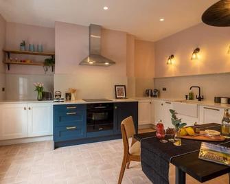 Luxury & Location! Bakewell Georgian Townhouse - 'The Haywood' - Bakewell - Kitchen