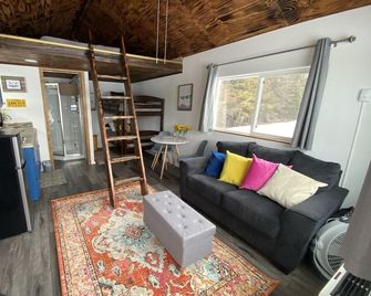Blue Moose Cabin at Moose Tracks Lodging - Kenai - Living room