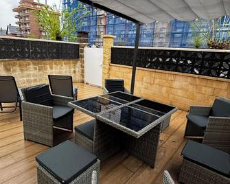 Apartment in Laredo, 5 minutes walking distance to the beach and with terrace - Laredo - Balcón