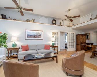 Clean & Bright 2 Bedroom Cottage shares 8 Acres - Southbury