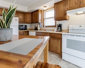 A Very Clean 2-Bedroom With Great Amenities - St Joseph - Kitchen