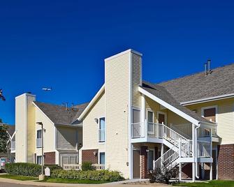 Convenient Stay in Westlake! Kitchen, Free Parking, Onsite Pool, Pets Allowed - Westlake - Building