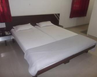 Hotel Shivalin - Ranjangaon - Bedroom