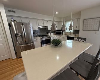 Cozy Gameroom 4BR/3b Townhouse by the Lake - Gaithersburg, Maryland - Gaithersburg - Kitchen