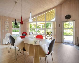 Amazing home in Glesborg with kitchen - Fjellerup Strand - Comedor