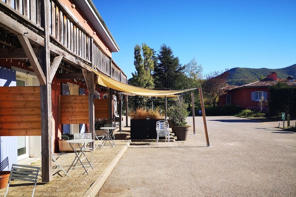 Hotel Rose Des Vents - Baix - Innenhof