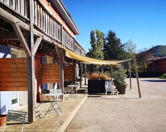 Hotel Rose Des Vents - Baix - Innenhof