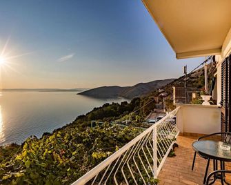 Stunning Apartment in Stara Baska With Wifi and 2 Bedrooms - Stara Baška - Varanda