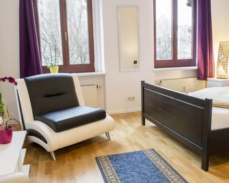 Big Family up to 14 people - Schkopau - Bedroom