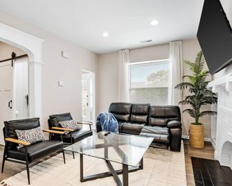 Newly Remodeled/King Bed Oasis/Wash-U & Clayton - St. Louis - Living room