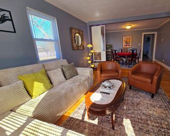 Comfy & Chic 3br Apartment Boston Free Parking - Boston - Living room