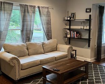 2 bedroom near Broadripple. 15 minutes from Downtown - Indianapolis - Salon
