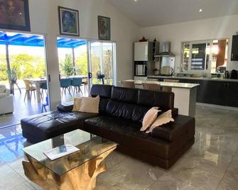 Tahiti Iti - Bay Lodge - Teahupoo - Sala de estar