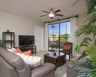 Impressively designed and decorated 3rd-floor space overlooking pool in Coco - Coco - Sala de estar