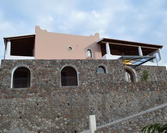 B&B Villa Maristella - ליפארי - בניין