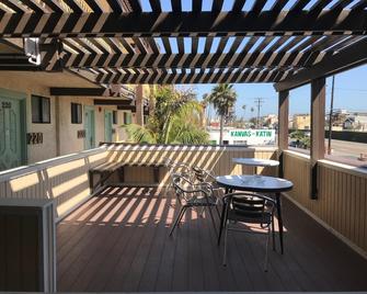 777 Motor Inn - הנטינגטון ביץ' - מרפסת