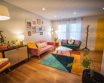 Unbeatable Location! New 2 Bed 1 Bath Peaceful Oasis! - Fayetteville - Living room