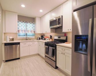 Aurora Apartment W/Laundry, and Garage. Close to I-88 and Train Station - Aurora - Kitchen