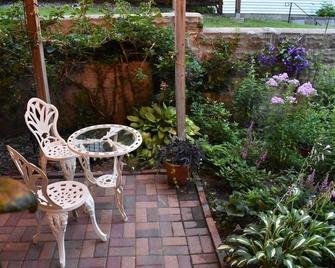 Garden Suite: private entrance, garage, patio, fireplace, 15m to airport/MOA - Mineápolis - Patio