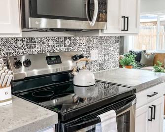 Let us host your vacation, sking, hiking, climbing, fishing, cycling adventures - Bishop - Kitchen