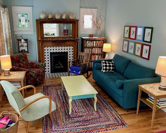 charming 1905 home in a quiet historic walking neighborhood of central Denver - Denver - Sala de estar