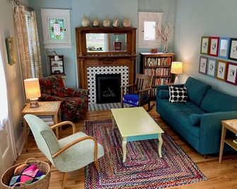 charming 1905 home in a quiet historic walking neighborhood of central Denver - Denver - Wohnzimmer