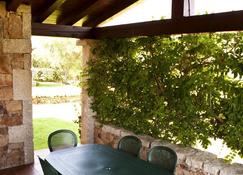 Holiday home with a beautiful view under 800 meters from the beach for 5 people - San Teodoro - Innenhof