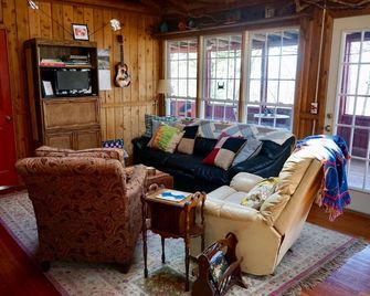 Charming, Cozy, Mountain Cabin in the Woodsbr - Harpers Ferry - Living room