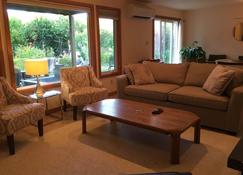 Private 2 bdrm retreat near OSU, clean, spacious, full kitchen, garden and patio - Corvallis - Living room