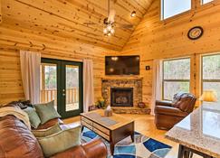 Cozy Mtn Cabin: Spacious Deck & Forest Views! - Murphy - Oturma odası