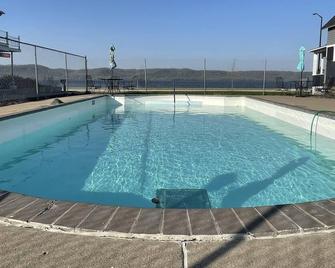 Poolside Double Rooms - Lake City - Pool