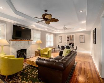 New Listing! - Bungalow on Belmar, 4 Bed Sleeps 6. Walk to Lake Hollingsworth! - Lakeland - Living room