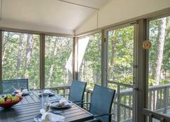 4 Mins to Wellfleet Village Screened sunroom - Wellfleet - Restaurant